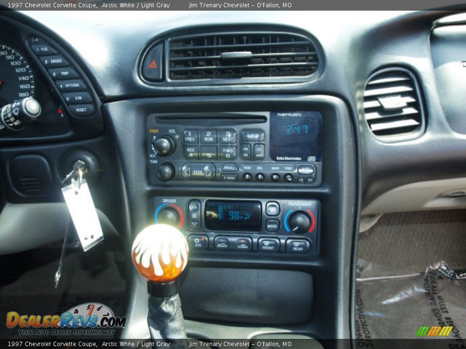 1997 Chevrolet Corvette Coupe Arctic White / Light Gray Photo #12