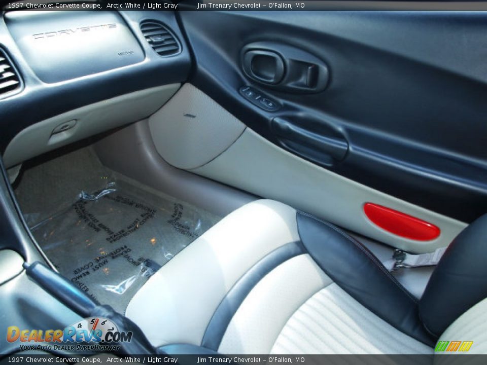 1997 Chevrolet Corvette Coupe Arctic White / Light Gray Photo #13