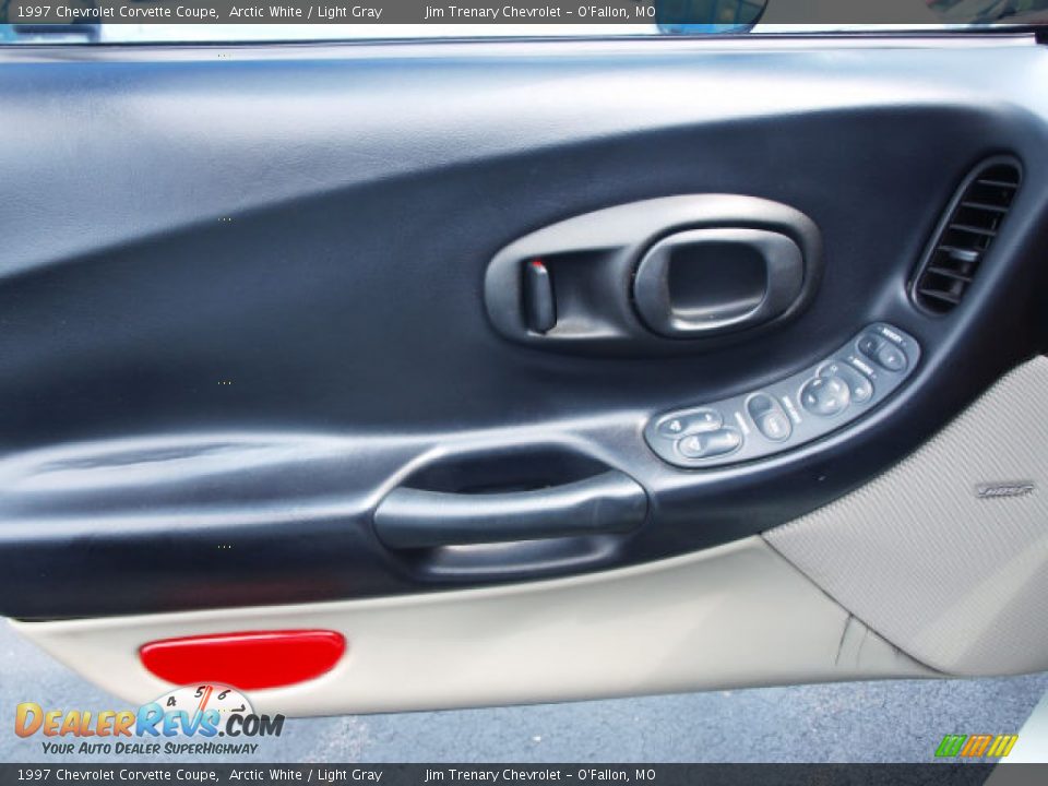 1997 Chevrolet Corvette Coupe Arctic White / Light Gray Photo #15
