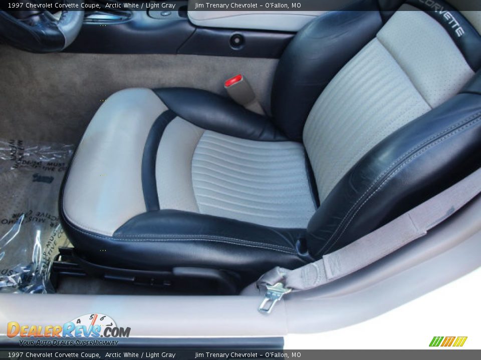 Front Seat of 1997 Chevrolet Corvette Coupe Photo #16