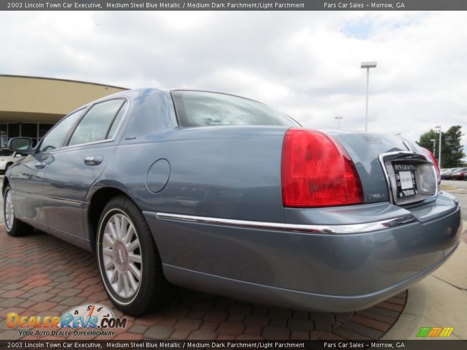 2003 Lincoln Town Car Executive Medium Steel Blue Metallic / Medium Dark Parchment/Light Parchment Photo #2
