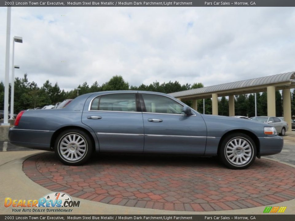 2003 Lincoln Town Car Executive Medium Steel Blue Metallic / Medium Dark Parchment/Light Parchment Photo #3