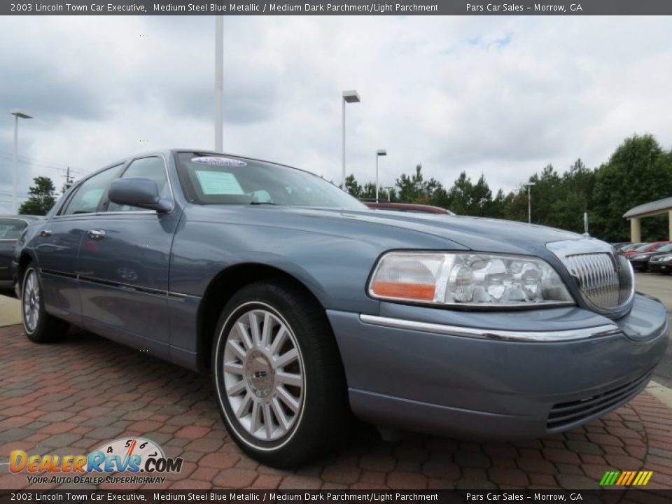 2003 Lincoln Town Car Executive Medium Steel Blue Metallic / Medium Dark Parchment/Light Parchment Photo #4
