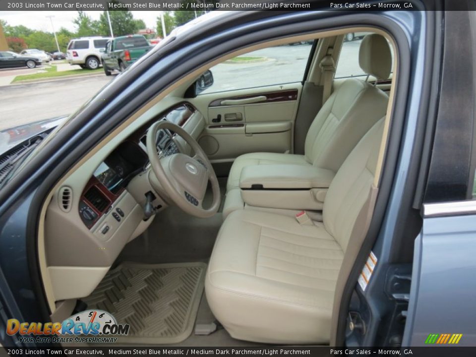 2003 Lincoln Town Car Executive Medium Steel Blue Metallic / Medium Dark Parchment/Light Parchment Photo #6