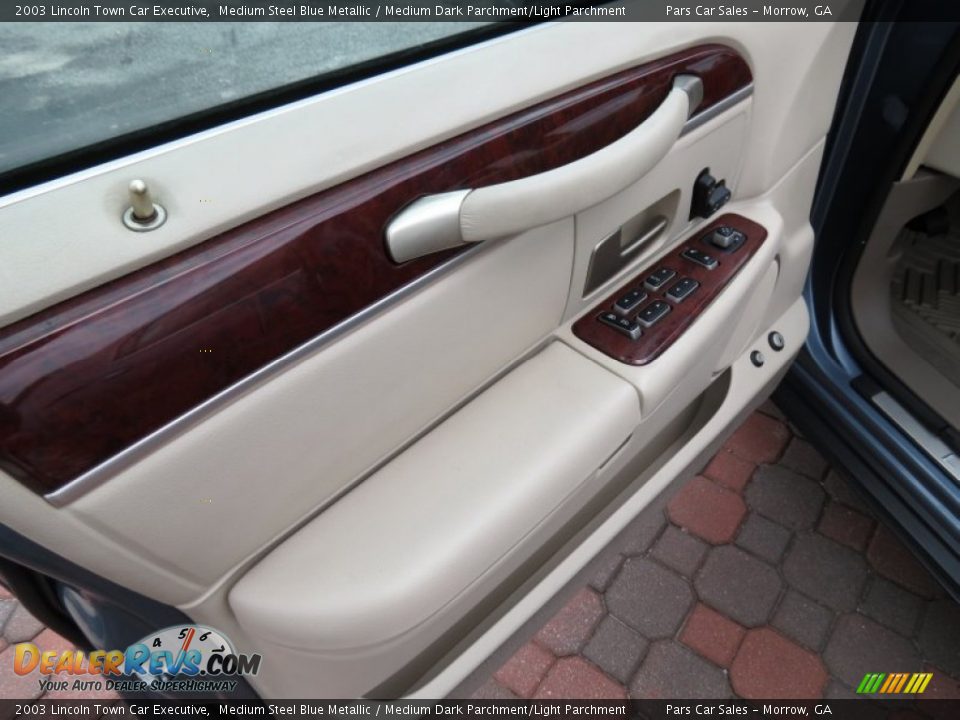 2003 Lincoln Town Car Executive Medium Steel Blue Metallic / Medium Dark Parchment/Light Parchment Photo #7