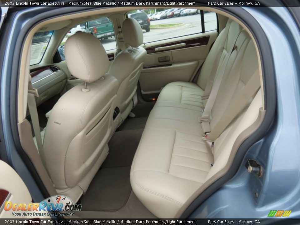 2003 Lincoln Town Car Executive Medium Steel Blue Metallic / Medium Dark Parchment/Light Parchment Photo #8