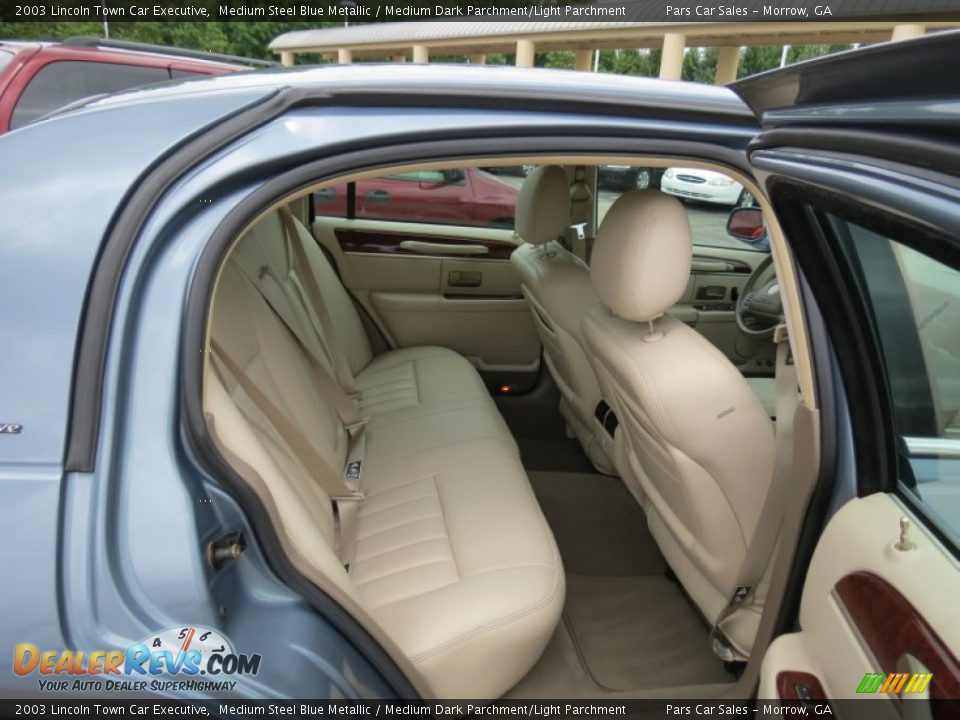 2003 Lincoln Town Car Executive Medium Steel Blue Metallic / Medium Dark Parchment/Light Parchment Photo #9