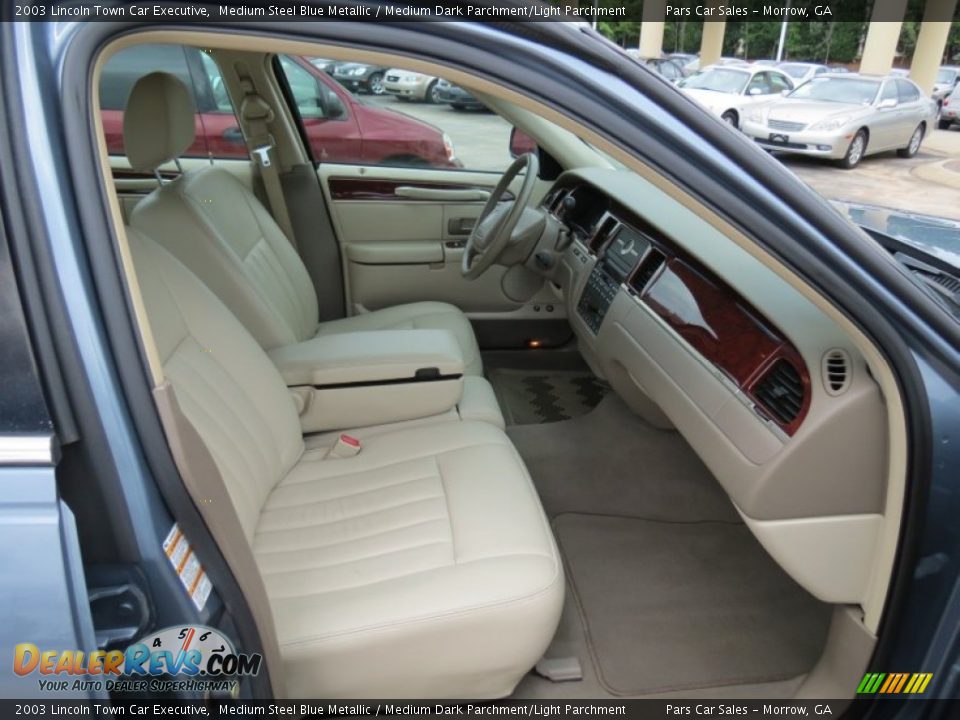 2003 Lincoln Town Car Executive Medium Steel Blue Metallic / Medium Dark Parchment/Light Parchment Photo #10