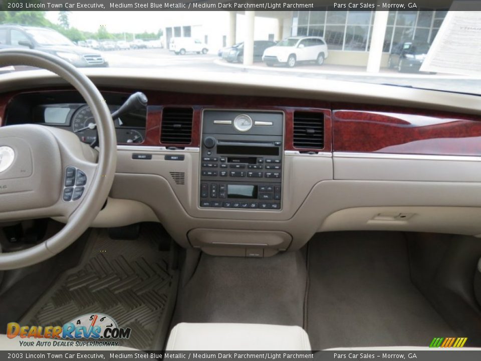 2003 Lincoln Town Car Executive Medium Steel Blue Metallic / Medium Dark Parchment/Light Parchment Photo #11