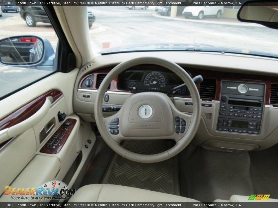 2003 Lincoln Town Car Executive Medium Steel Blue Metallic / Medium Dark Parchment/Light Parchment Photo #12