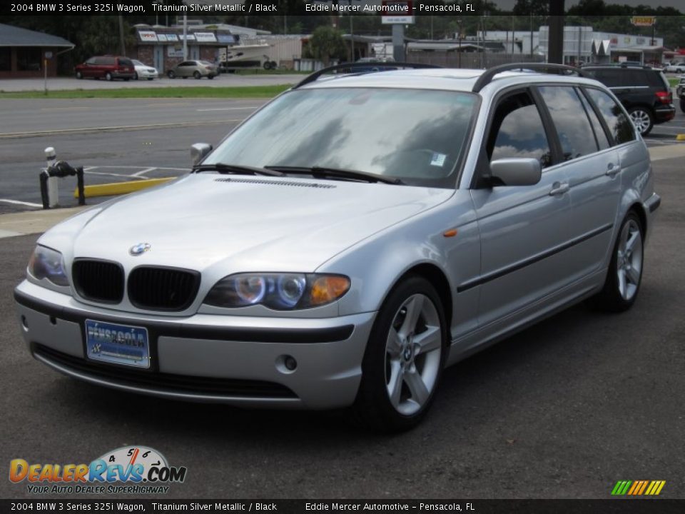 Front 3/4 View of 2004 BMW 3 Series 325i Wagon Photo #13