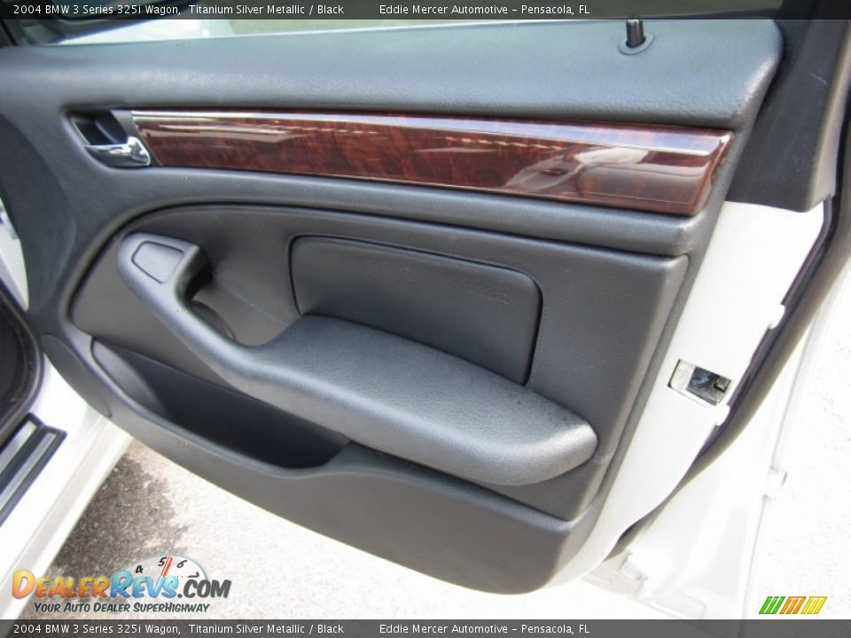 Door Panel of 2004 BMW 3 Series 325i Wagon Photo #31