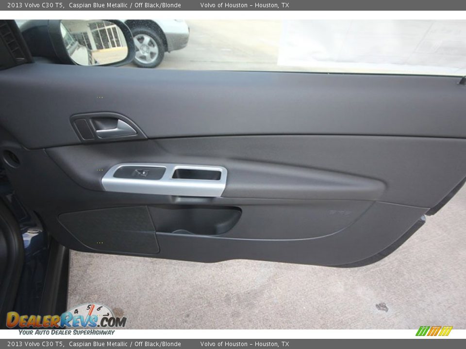 Door Panel of 2013 Volvo C30 T5 Photo #12