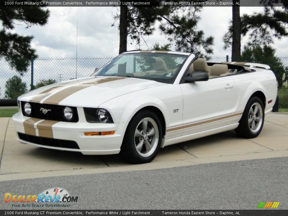 Front 3/4 View of 2006 Ford Mustang GT Premium Convertible Photo #10