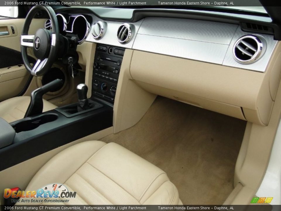 Dashboard of 2006 Ford Mustang GT Premium Convertible Photo #24