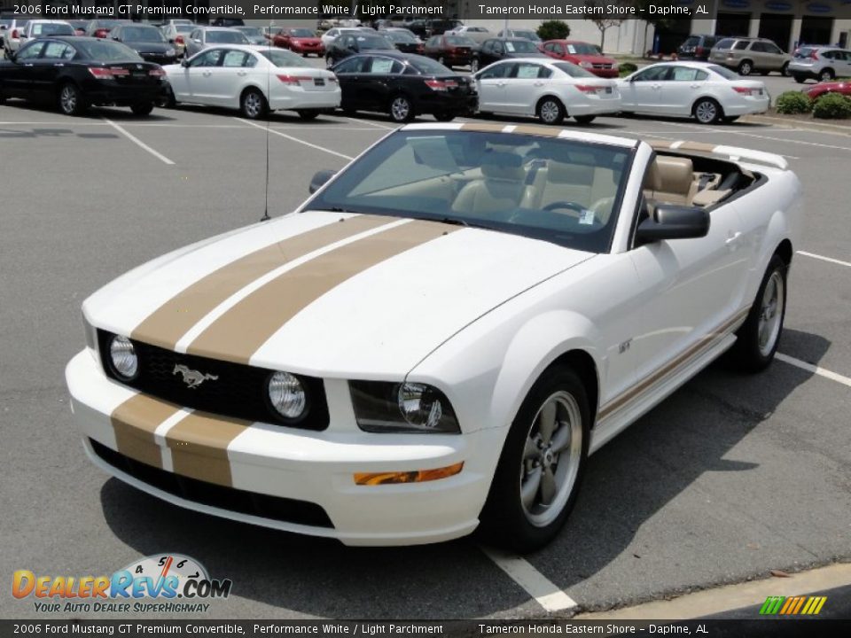 Front 3/4 View of 2006 Ford Mustang GT Premium Convertible Photo #35