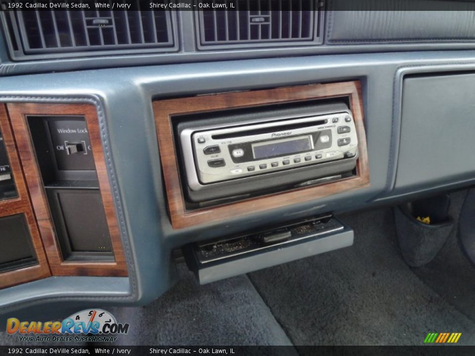 1992 Cadillac DeVille Sedan White / Ivory Photo #17