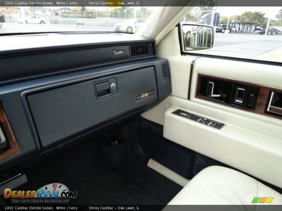 1992 Cadillac DeVille Sedan White / Ivory Photo #18