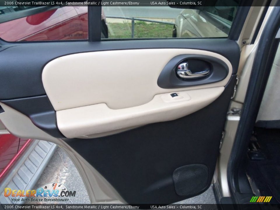 2006 Chevrolet TrailBlazer LS 4x4 Sandstone Metallic / Light Cashmere/Ebony Photo #5
