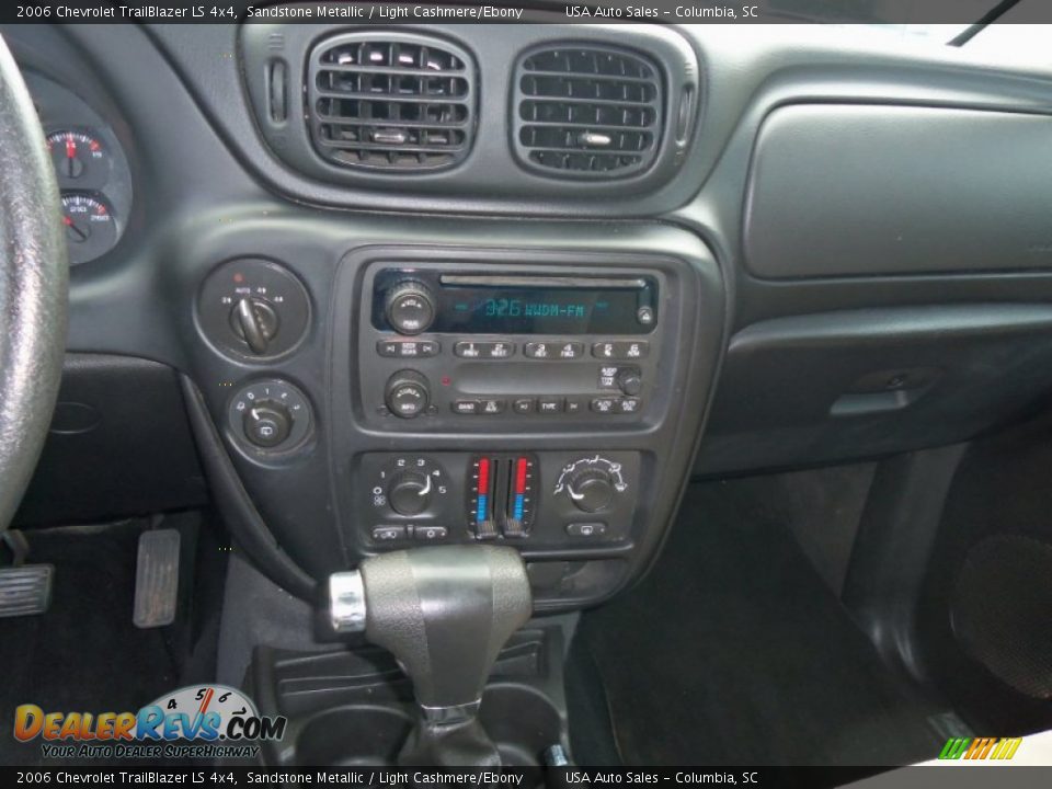 2006 Chevrolet TrailBlazer LS 4x4 Sandstone Metallic / Light Cashmere/Ebony Photo #9