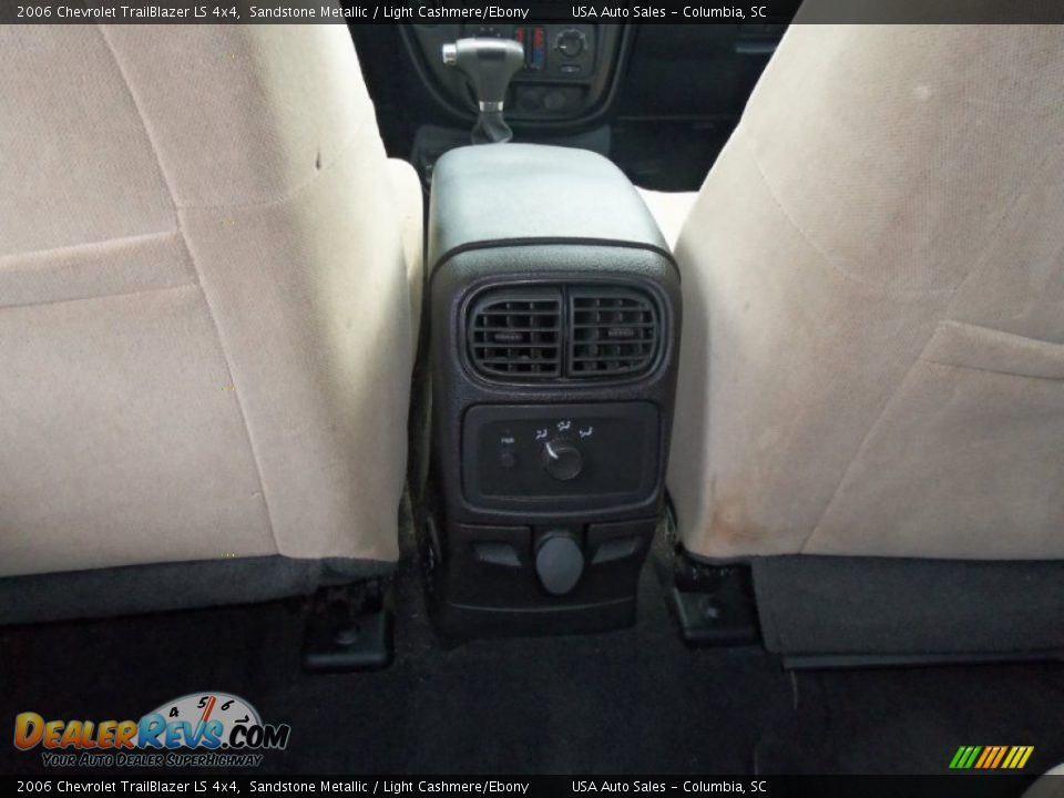 2006 Chevrolet TrailBlazer LS 4x4 Sandstone Metallic / Light Cashmere/Ebony Photo #10
