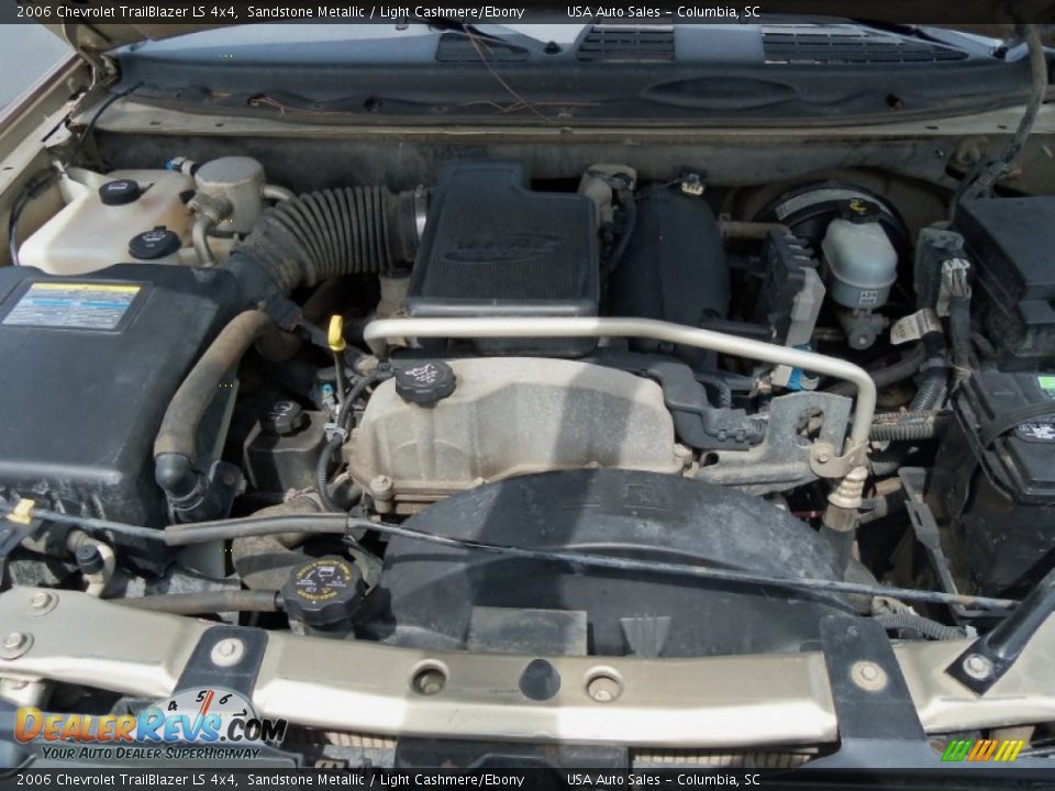 2006 Chevrolet TrailBlazer LS 4x4 Sandstone Metallic / Light Cashmere/Ebony Photo #12