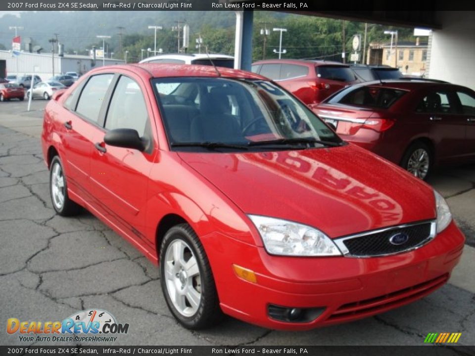 2007 Ford Focus ZX4 SE Sedan Infra-Red / Charcoal/Light Flint Photo #2