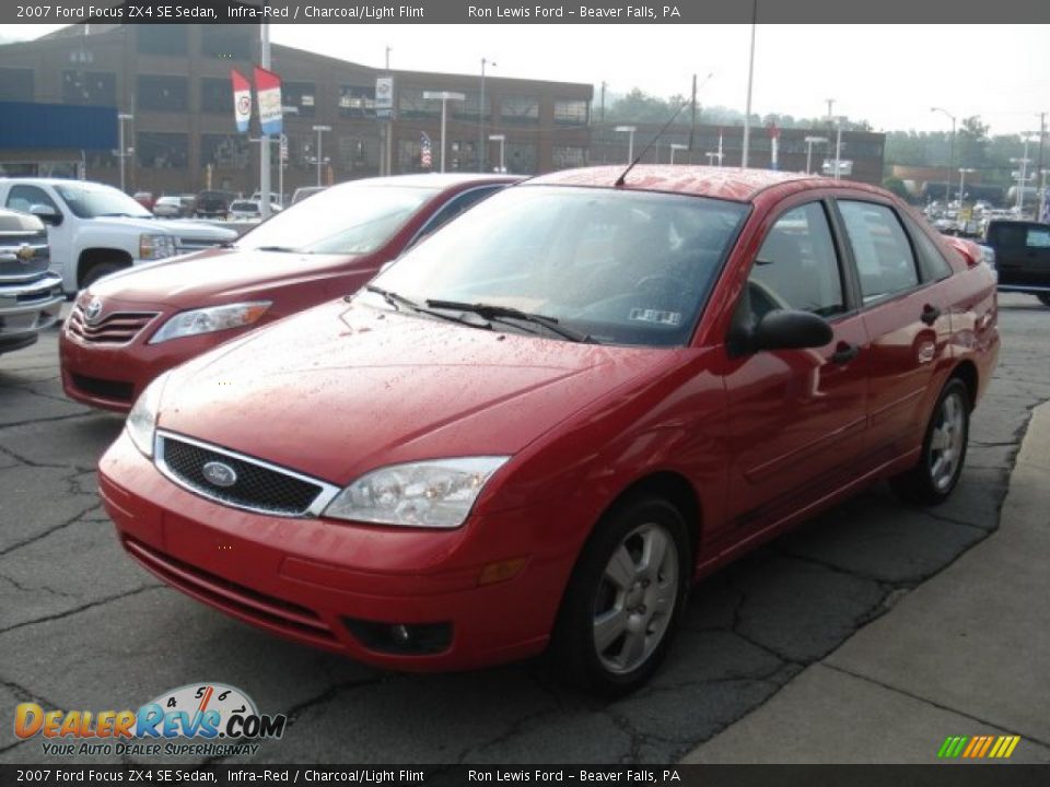 2007 Ford Focus ZX4 SE Sedan Infra-Red / Charcoal/Light Flint Photo #3