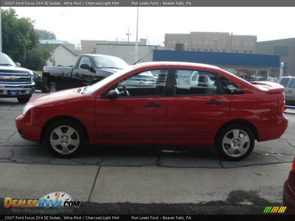 2007 Ford Focus ZX4 SE Sedan Infra-Red / Charcoal/Light Flint Photo #4