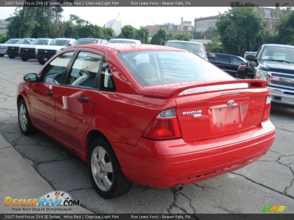 2007 Ford Focus ZX4 SE Sedan Infra-Red / Charcoal/Light Flint Photo #5