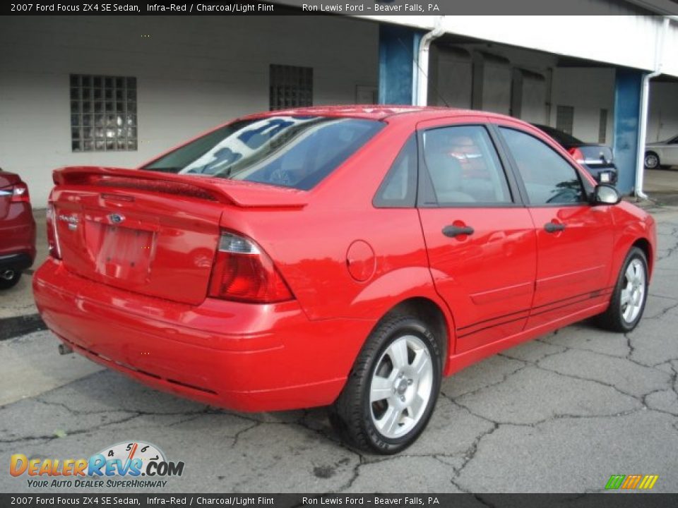 2007 Ford Focus ZX4 SE Sedan Infra-Red / Charcoal/Light Flint Photo #6