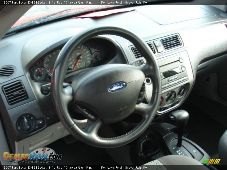 2007 Ford Focus ZX4 SE Sedan Infra-Red / Charcoal/Light Flint Photo #7