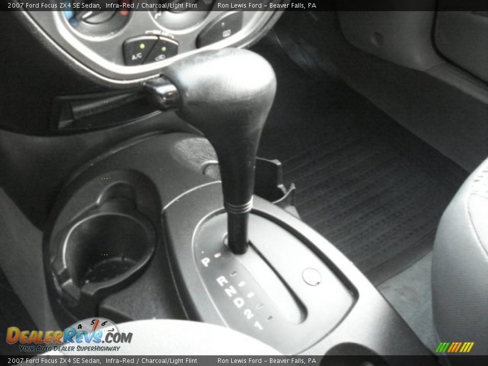 2007 Ford Focus ZX4 SE Sedan Infra-Red / Charcoal/Light Flint Photo #11