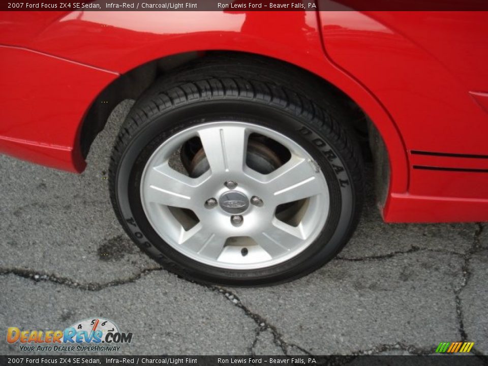 2007 Ford Focus ZX4 SE Sedan Infra-Red / Charcoal/Light Flint Photo #20