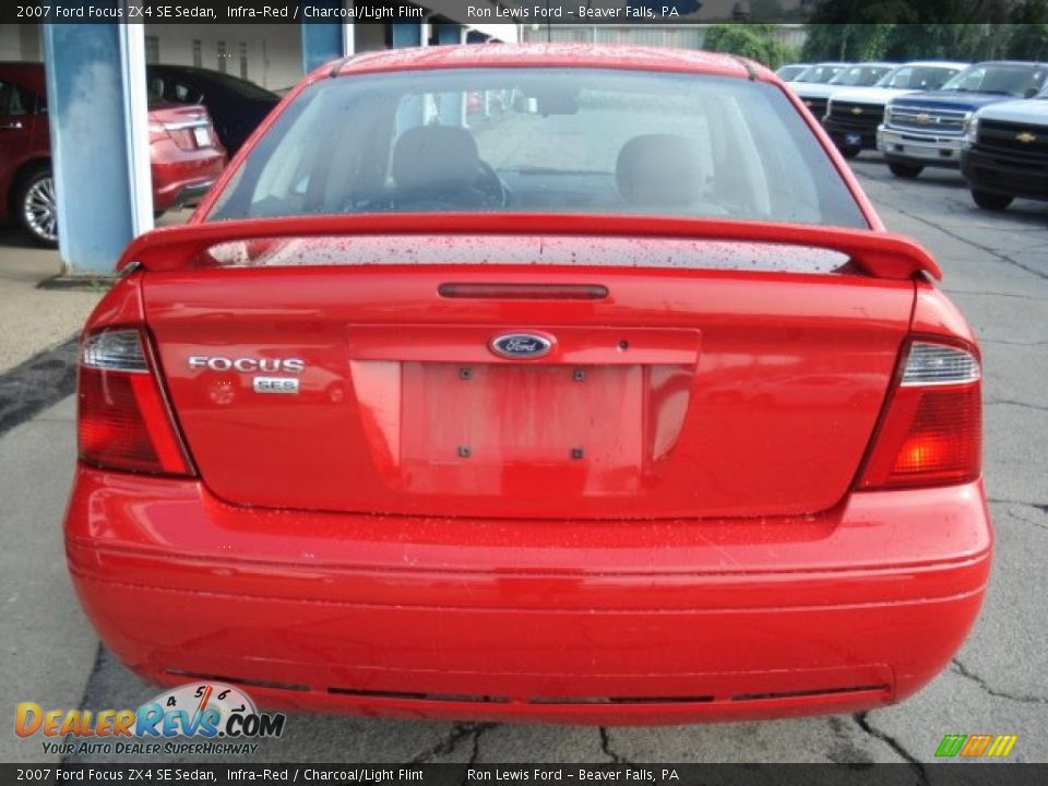 2007 Ford Focus ZX4 SE Sedan Infra-Red / Charcoal/Light Flint Photo #23