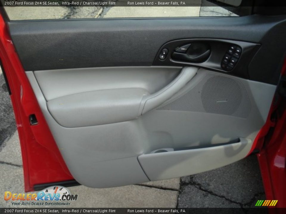 2007 Ford Focus ZX4 SE Sedan Infra-Red / Charcoal/Light Flint Photo #24