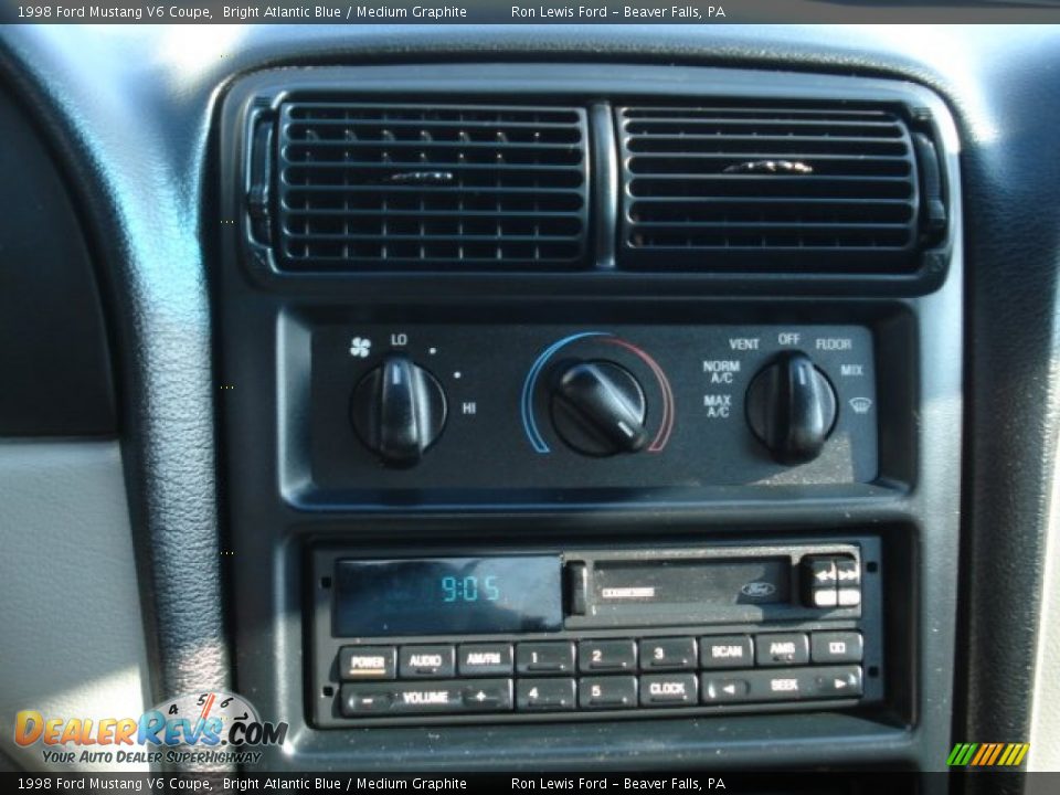 Controls of 1998 Ford Mustang V6 Coupe Photo #10