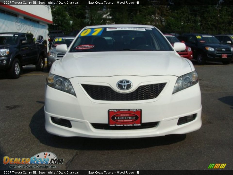 2007 Toyota Camry SE Super White / Dark Charcoal Photo #2