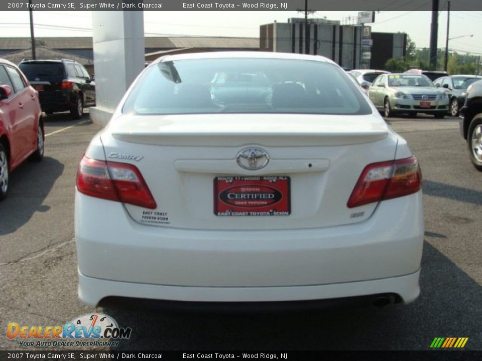 2007 Toyota Camry SE Super White / Dark Charcoal Photo #5