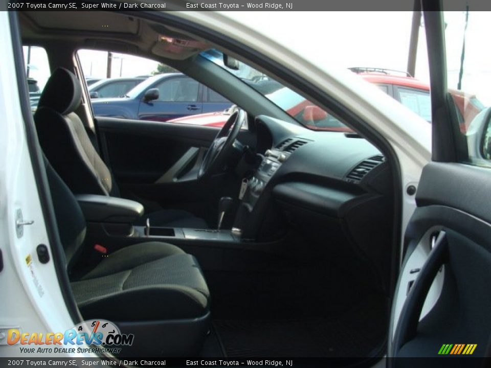 2007 Toyota Camry SE Super White / Dark Charcoal Photo #8