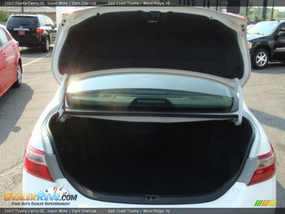 2007 Toyota Camry SE Super White / Dark Charcoal Photo #13