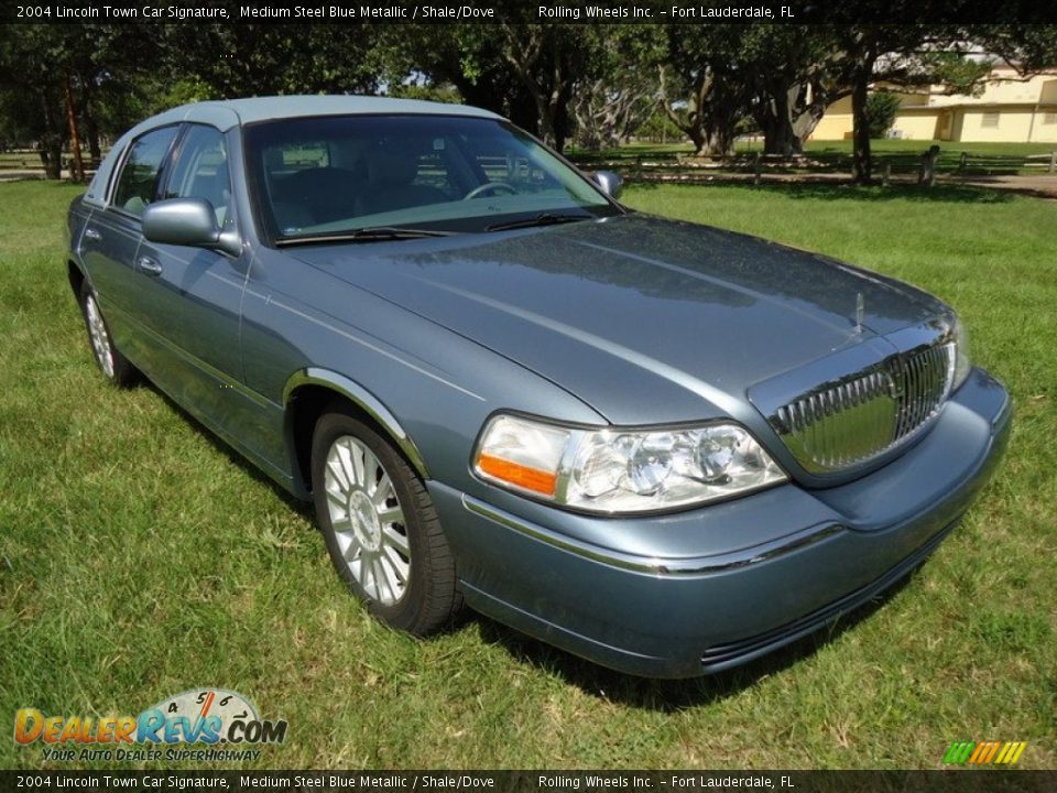 Front 3/4 View of 2004 Lincoln Town Car Signature Photo #1