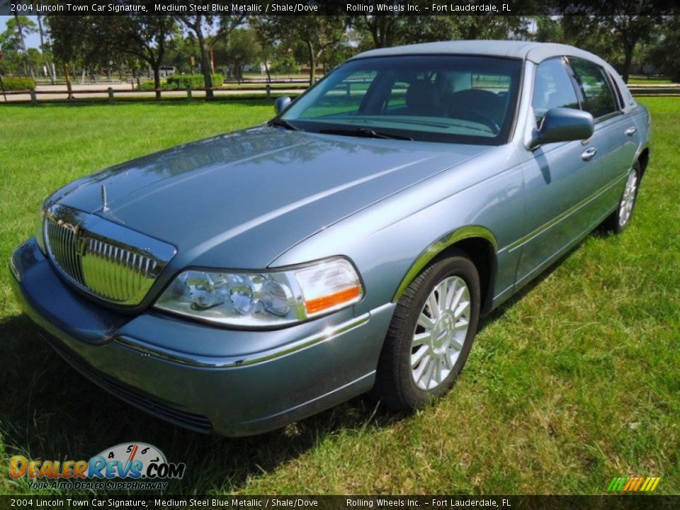 2004 Lincoln Town Car Signature Medium Steel Blue Metallic / Shale/Dove Photo #2