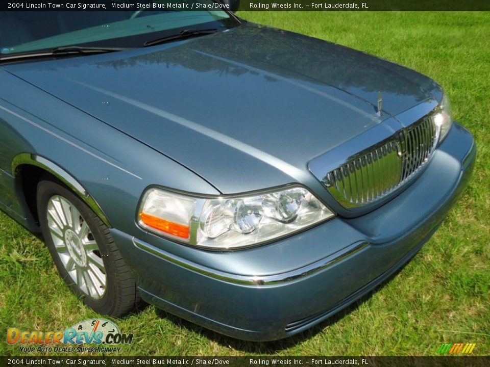 2004 Lincoln Town Car Signature Medium Steel Blue Metallic / Shale/Dove Photo #8