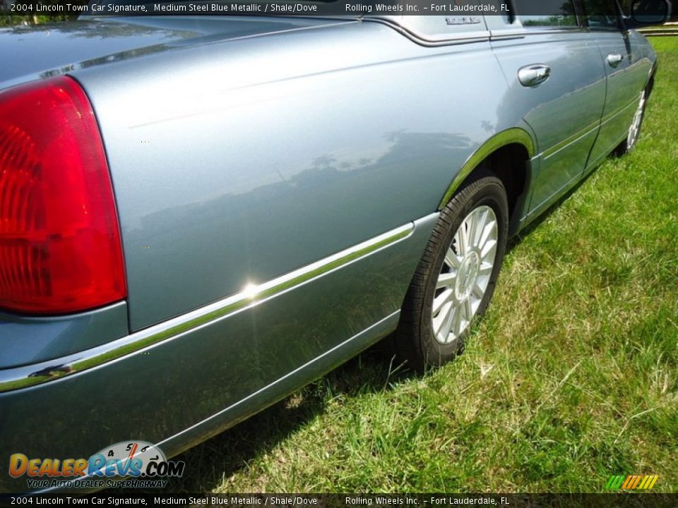 2004 Lincoln Town Car Signature Medium Steel Blue Metallic / Shale/Dove Photo #11
