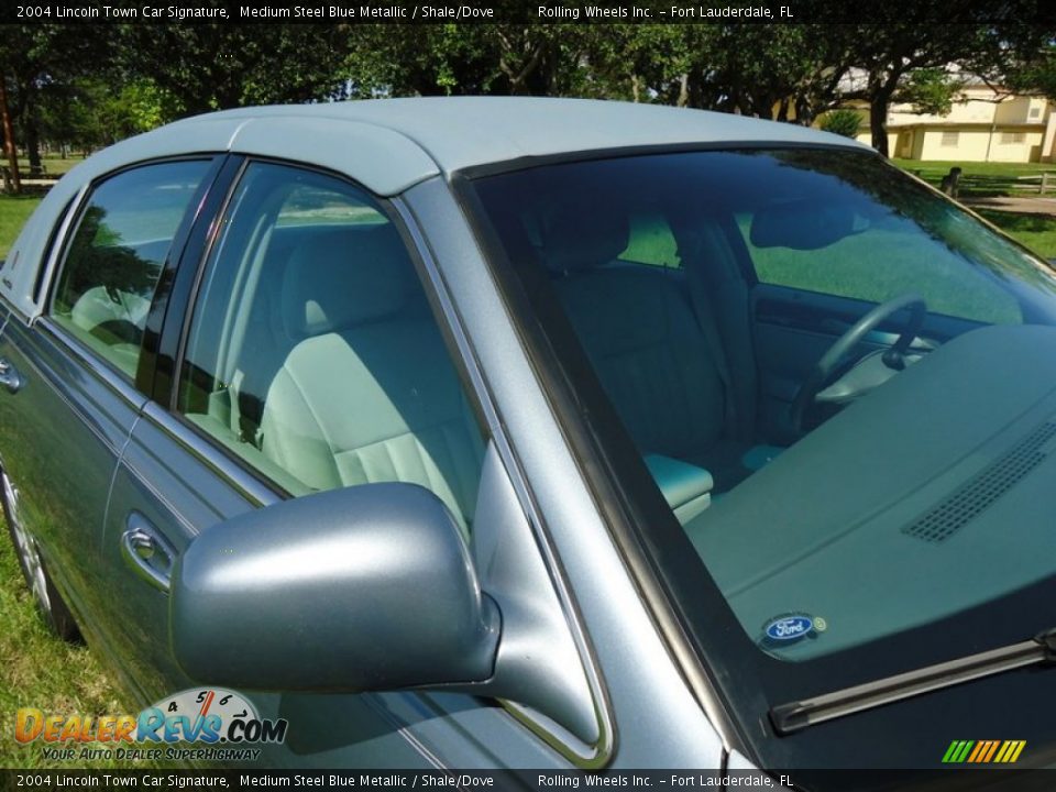 2004 Lincoln Town Car Signature Medium Steel Blue Metallic / Shale/Dove Photo #12