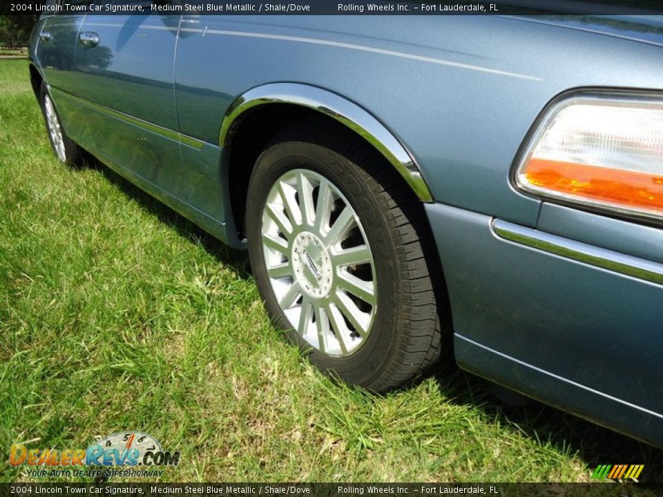 2004 Lincoln Town Car Signature Medium Steel Blue Metallic / Shale/Dove Photo #13