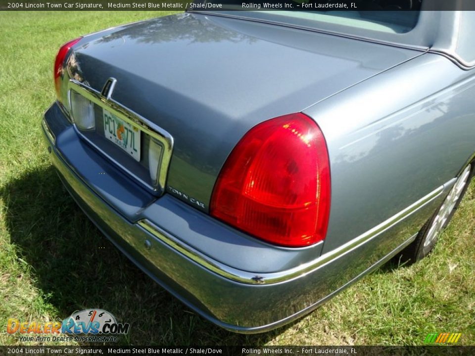 2004 Lincoln Town Car Signature Medium Steel Blue Metallic / Shale/Dove Photo #14