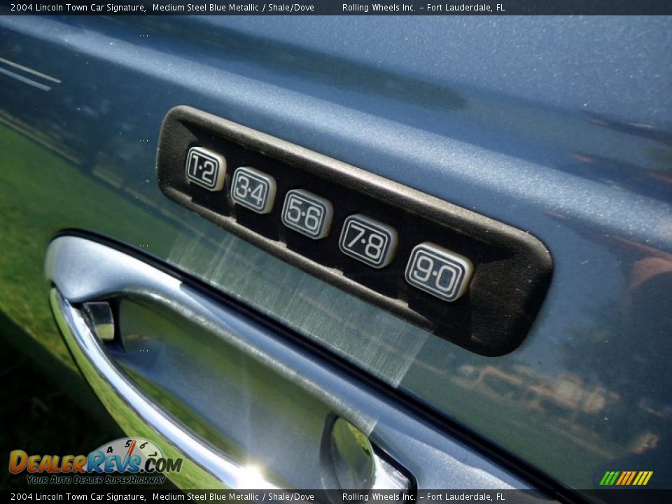 2004 Lincoln Town Car Signature Medium Steel Blue Metallic / Shale/Dove Photo #15