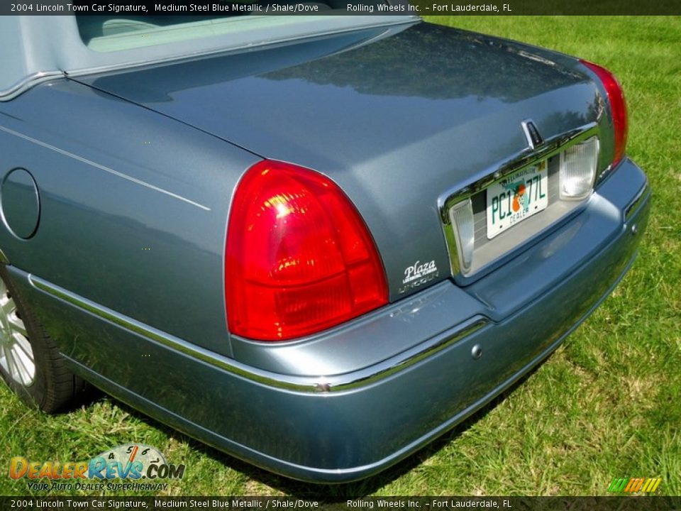 2004 Lincoln Town Car Signature Medium Steel Blue Metallic / Shale/Dove Photo #17